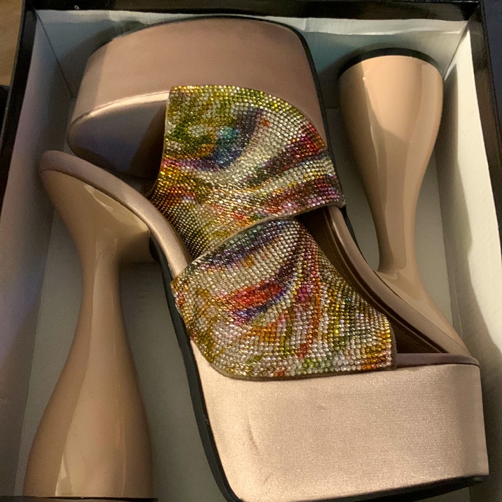 Tall heels with sequence different color